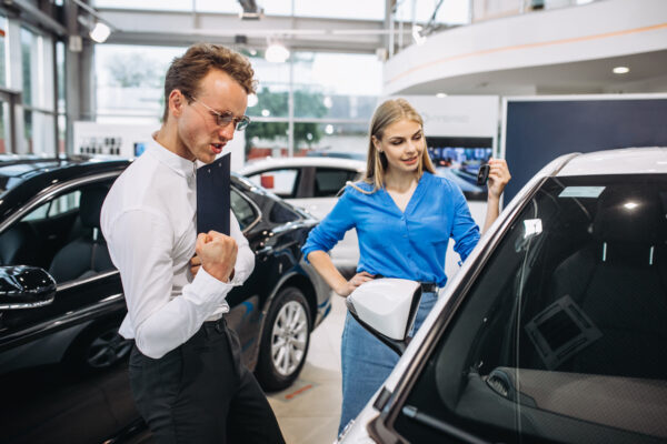 Decidindo entre carro elétrico X carro à combustão