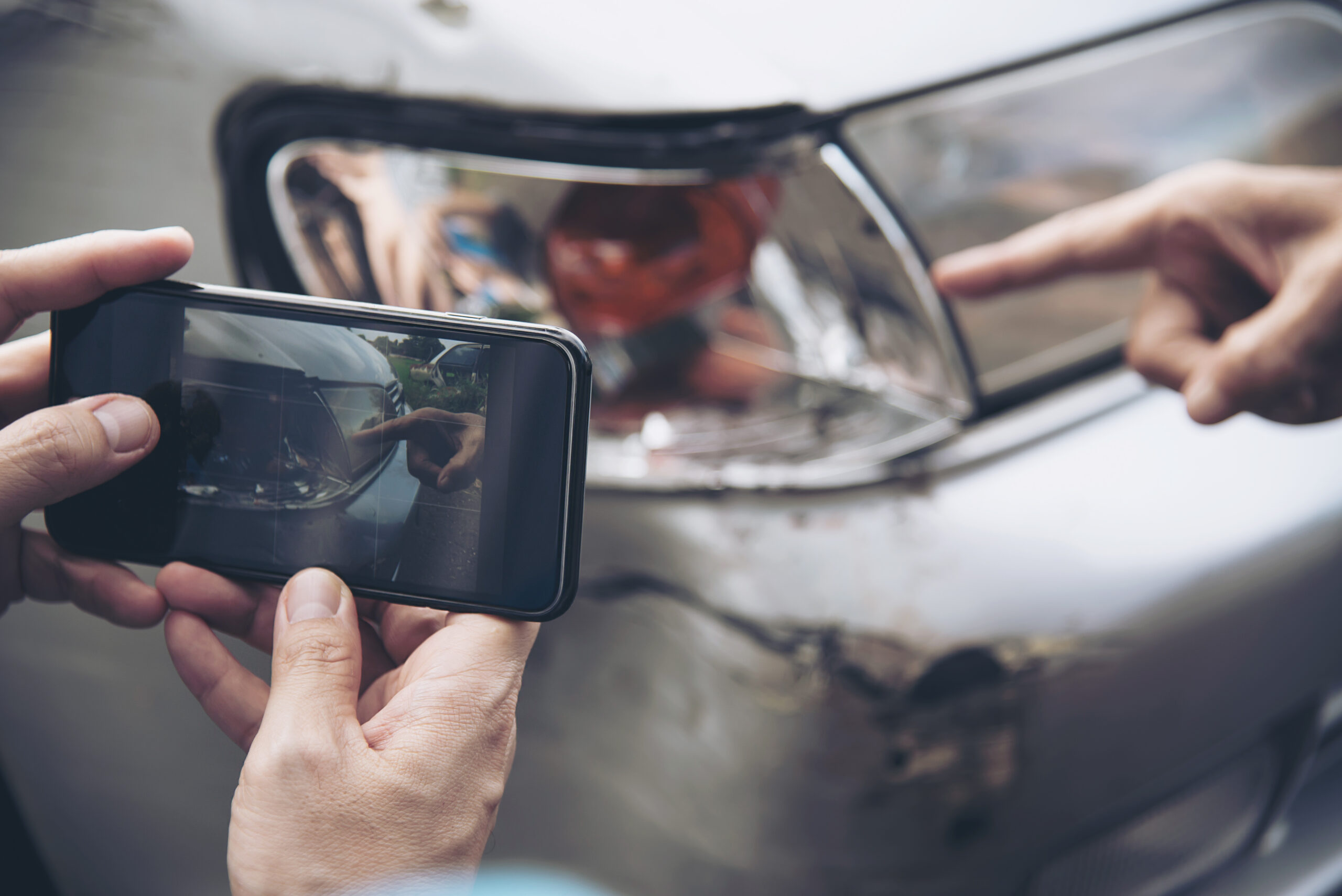 Fotos dos danos do seu carro para mostrar à seguradora ou às autoridades